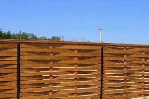 Плетеный забор из досок своими руками – недорогая привлекательная конструкция для дачи